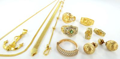 un assortiment de bijoux en or comprenant des bagues, des bracelets, des bagues et des colliers