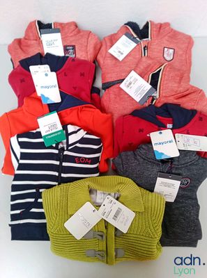 une pile de pulls posée sur une table