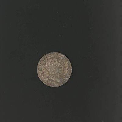 gros plan d'une pièce de monnaie sur une surface noire