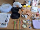 une table sur laquelle sont posés de nombreux objets