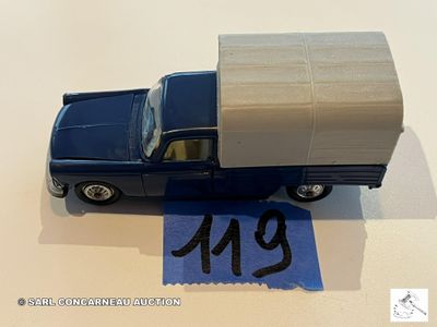 un camion jouet avec une boîte à l'arrière