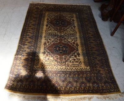 un tapis posé par terre, avec un chat assis dessus