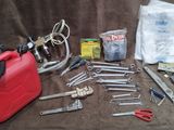 tout un tas d'outils qui traînent sur un canapé