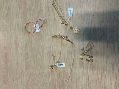 beaucoup de bijoux posés sur une table, accompagnés d'étiquettes