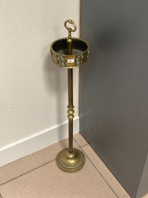une plaque en laiton posée au sol, près d'une porte