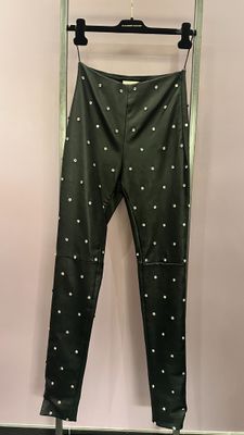 un pantalon noir suspendu à un cintre dans une pièce