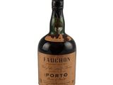 une bouteille de rhum Porto sur fond blanc