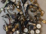 de nombreux modèles de montres exposés dans une vitrine