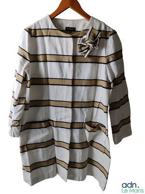 une chemise blanche à rayures marron et noires