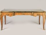 un bureau ancien avec un plateau en verre et des finitions dorées