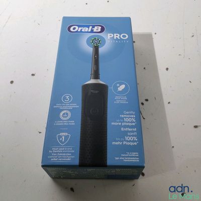 La boîte de la brosse à dents électrique est posée sur la table.