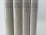 une pile de quatre livres posée sur une table blanche