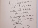 un livre ouvert, sur lequel est inscrit un poème écrit à la main, posé sur une table
