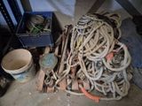 un tas de corde posé par terre à côté d'un seau