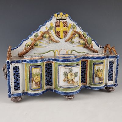un banc bleu et blanc orné d'un blason