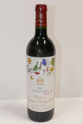 une bouteille de vin posée sur une table