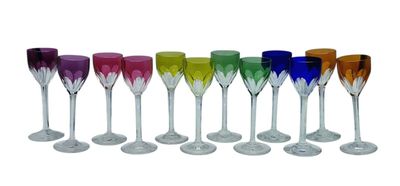 six verres à vin de couleurs différentes sont alignés