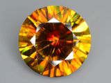 gros plan d'un diamant jaune sur une surface blanche