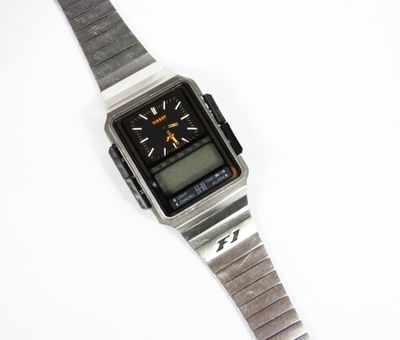 une montre en argent avec un cadran noir sur un fond blanc