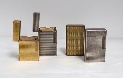 quatre types différents de briquets sont alignés sur une surface blanche