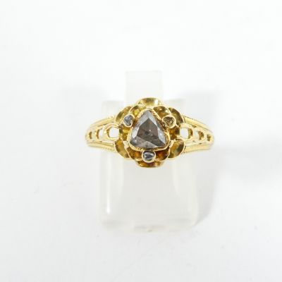 un gros plan d'une bague en or sertie d'un diamant gris