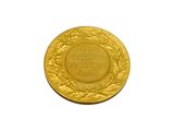 gros plan d'une médaille d'or sur fond blanc