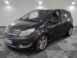 une photo d'une Opel grise garée dans un garage
