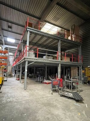 un grand bâtiment qui comporte de nombreuses étagères