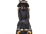 une image représentant une statue de samouraï debout sur une surface blanche