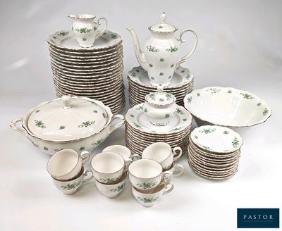 beaucoup de vaisselle et de tasses sur la table