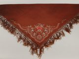 une image représentant un bandana rouge orné de franges