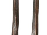 un masque en bois orné de cornes, sur fond blanc