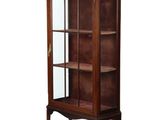 une vitrine en bois avec des portes vitrées et des étagères