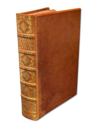un vieux livre à la couverture brune posé sur une surface blanche