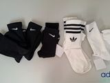 quatre paires de chaussettes sont alignées sur une table