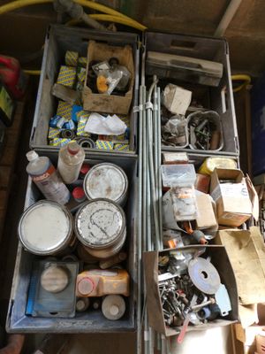 une boîte en métal remplie d'objets divers dans une pièce