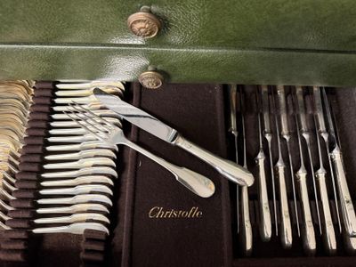 un étui vert contenant tout un ensemble d'argenterie