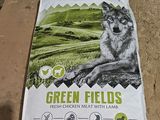un sac de croquettes pour chien « Green Fields » posé sur une table en bois