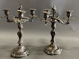 deux chandeliers en argent posés sur une table