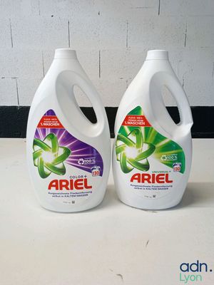 deux flacons de lessive liquide Ariel posés l'un à côté de l'autre sur un plan de travail