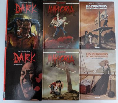 six bandes dessinées sombres sont posées sur une surface blanche