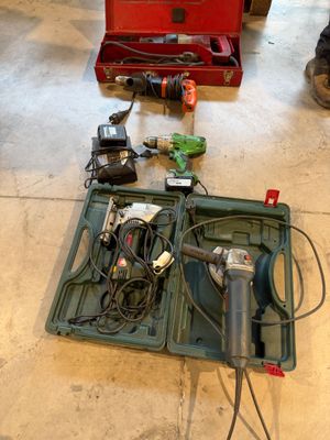 de nombreux outils qui traînent par terre dans le garage
