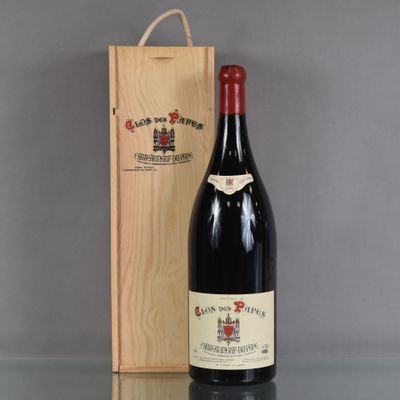 une bouteille de vin devant une caisse en bois