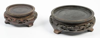 deux pots marron posés l'un à côté de l'autre sur une surface blanche