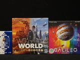trois livres posés sur une table