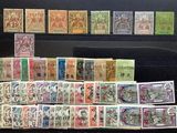 de nombreux timbres exposés dans une vitrine