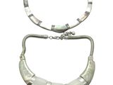 deux bijoux en argent et en nacre sur fond blanc