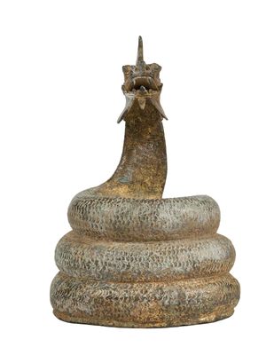 une image représentant une statue de serpent sur fond blanc
