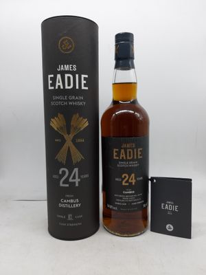 une bouteille de whisky single grain Eadie de 24 ans, posée à côté d'un carton