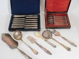 beaucoup d'argenterie dans un coffret sur une table